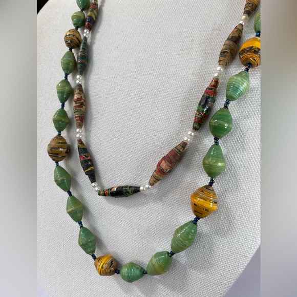 Two paper bead necklaces - Picture 3 of 4